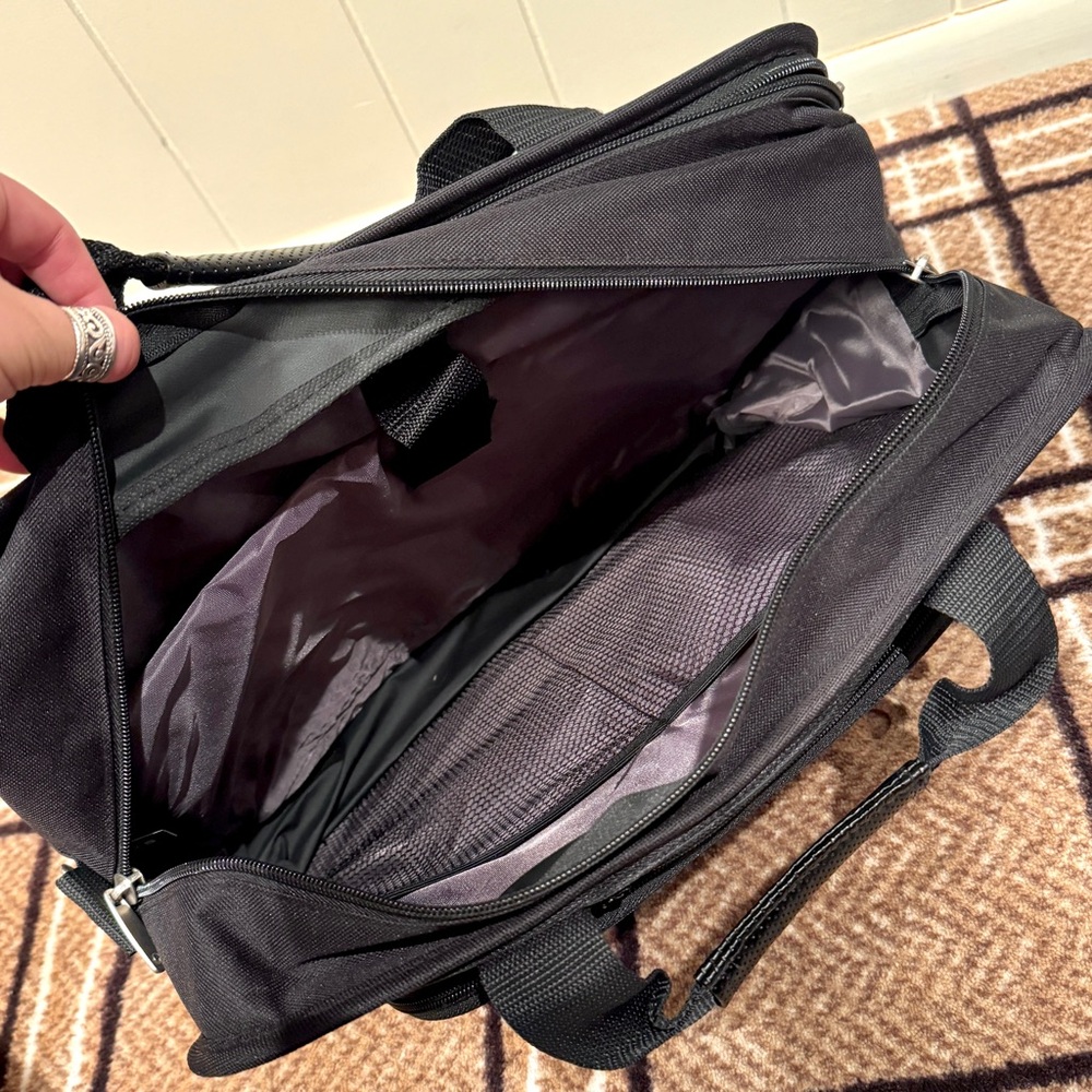 Leed’s Executive 17” Laptop Briefcase - Picture 5 of 14